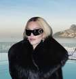 Caso se hospede no Fasano, Madonna poderá circular pela piscina no terraço do hotel, com vista privilegiada da cidade  Foto: Fotomontagem: Blog Sala de TV (Fotos: Reprodução/Hotel Fasano e Jacopo Raule/GC Images/Getty Images)