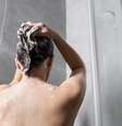 Descubra os riscos de colocar glitter no shampoo |  Foto: freepik/Freepik / Boa Forma