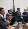 O ministro da Fazenda, Fernando Haddad (D), entre ao presidente da Câmara, Arthur Lira (E), o primeiro projeto de lei complementar que vai regulamentar a reforma tributária promulgada no ano passado pelo Congresso  Foto: WILTON JUNIOR/ESTADÃO CONTEÚDO