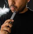 Cigarro eletrônico continua proibido no Brasil  Foto: chanakon laorob/iStock