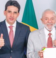 O presidente Lula escolheu uma gravata com estampa de "cachorrinho" para cumprir sua agenda. Na foto, ele aparece ao lado do ministro Silvio Costa Filho  Foto: Ricardo Stuckert/PR