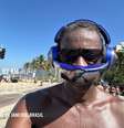 Cantor Seu Jorge postou uma foto  praticando corrida com o fone que vem com purificador de ar  Foto: Reprodução/Instagram/Seu Jorge