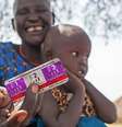 Uma mulher recebe medicação para tratar sua filha de quatro anos que sofre de malária no estado de Jonglei, Sudão do Sul  Foto: UNICEF/Mark Naftalin