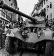 Imagem de 1974 mostra multidão saudando militares na Revolução dos Cravos  Foto: GETTY IMAGES / BBC News Brasil