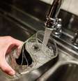 Os filtros removem substâncias contaminantes da água, mas, sem manutenção adequada, podem fazer mais mal do que bem  Foto: Getty Images / BBC News Brasil