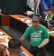 Homem vestindo camiseta do grupo Hamas durante audiência pública na Câmara dos Deputados sobre crise humanitária na Faixa de Gaza  Foto: Reprodução/TV Câmara / Perfil Brasil