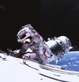 Astronauta da Shenzhou-17 em spacewalk para consertar o painel solar da estação Tiangong (Imagem: Reprodução/CMSA)  Foto: Canaltech