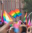 Imagem mostra várias bandeiras do movimento LGBTQIA+, levantadas, em o que parece um evento ao ar livre.   Foto: Natalia de la Rubia/iStock