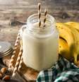 Vitamina de banana e amêndoas  Foto: etorres | Shutterstock / Portal EdiCase
