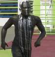 O argumento utilizado pela MP, no entanto, não foi o crime pelo qual Daniel Alves pegou condenação na Espanha.  Foto: Reprodução - Legenda: Populares já vandalizaram estátua de Daniel Alves no interior da Bahia / Jogada10