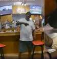 As imagens mostram que Tyson parece alterado quando é abordado pelos policiais e diz: "Eles estão tentando me matar"  Foto: Reprodução/Redes Sociais / Perfil Brasil