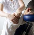 Homem recebe shiatsu na cadeira da massagem  Foto: Alice Gaudioso/iStock