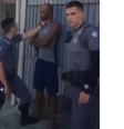 PM segurou o homem pelo pescoço e jogou spray de pimenta quando ele já estava imobilizado  Foto: Reprodução: Instagram/renatofreitasumdenos