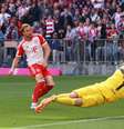  Foto: Alexandra Beier/AFP via Getty Images - Legenda:  Kane chuta para fazer o primeiro de seus dois gols no 2 a 1 do Bayern sobre o Eintracht  / Jogada10