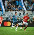  Foto: Lucas Uebel/Grêmio FBPA - Legenda: Pedro Geromel em ação pelo Grêmio no jogo diante do Huachipato, na Arena, pela Libertadores / Jogada10