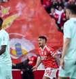 Filipe Amorim/AFP via Getty Images - Legenda: Jogadores de Benfica e Braga em disputa de bola no Português -  Foto: Filipe Amorim/AFP via Getty Images / Jogada10