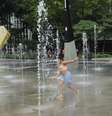 Outono registra altas temperaturas do verão, quando crianças brincaram na fonte de água no Vale do Anhangabaú, no centro da capital paulista  Foto: Daniel Teixeira / Estadão / Estadão