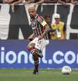 O Zagueiro do Fluminense ficou no chão diante de Wesley. (FOTO DE LUCAS MERÇON / FLUMINENSE FC)  Foto: Esporte News Mundo