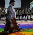 Simpatizantes do líder muçulmano xiita Moqtada Sadr pisam em uma bandeira LGBTQ+ em repúdio à queima do Alcorão na Suécia (imagem de arquivo)  Foto: DW / Deutsche Welle