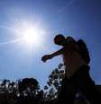 Pedestres caminhando próximo ao Parque Augusta, na região da Consolação, em dia de forte calor na cidade de São Paulo.  Foto: Werther Santana/Estadão - 18/09/2023 / Estadão