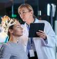 Uma cientista submete o cérebro de uma paciente a uma tomografia  Foto: Getty Images / BBC News Brasil