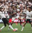 Lima perdendo a posse da bola em marcação pressão do corinthians FOTO DE LUCAS MERÇON / FLUMINENSE FC  Foto: Esporte News Mundo