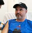 Steve Young participou dos últimos testes de vacinas em Londres  Foto: PA Media / BBC News Brasil