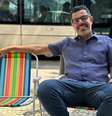 Chico Regueira e suas cadeirinhas: o formato simples, da conversa olho no olho, aproxima a TV da vida real  Foto: Reprodução/Instagram