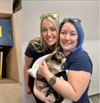 Montagem: a caixa onde Galena teria viajado ao lado de uma foto de sua tutora e a veterinária que a encontrou  Foto: Reprodução