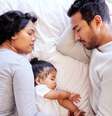 Imagem meramente ilustrativa de pais compartilhando a cama com uma bebê  Foto: PeopleImages/iStock