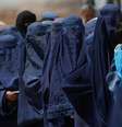 A maioria das meninas foi impedida de frequentar o ensino médio e as mulheres, as universidades  Foto: REUTERS/Ali Khara
