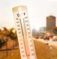Termômetro na frente dos carros e do tráfego durante a onda de calor  Foto: Foto: istock