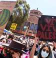 Na Universidade da Califórnia em Los Angeles (UCLA), o domingo de protestos foi marcado por tensão  Foto: Getty Images / BBC News Brasil