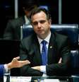 O líder do governo, senador Jaques Wagner (PT-BA) e o presidente do Senado Rodrigo Pacheco, em conversa no plenário da Casa  Foto: WILTON JUNIOR/Estadão / Estadão