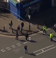 Homem ataca pessoas com espada nas ruas de Londres; um adolescente morreu  Foto: Reprodução/CNN
