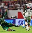 Endrick dá carrinho e comete falta em Arboleda, no clássico contra o São Paulo  Foto:  Cesar Greco/Palmeiras