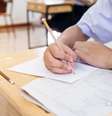 Estudante realizando prova dissertativa em sala de aula.  Foto: Foto: Istock