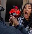 Mulher discutindo com policial  Foto: Getty Images / BBC News Brasil