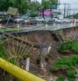 m razão das fortes chuvas que atingem o Rio Grande do Sul, um trecho da ciclovia da avenida Ipiranga, em Porto Alegre, ruiu nesta terça-feira (30) devido a um deslizamento de terra às margens Arroio Dilúvio, junto à ponte da rua São Manoel. A ciclovia foi interditada pelos agentes de transito da Empresa Publica de Transporte e Circulação (EPTC).  Foto: Evandro Leal/Enquadrar / Estadão