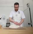 O sonho de Chris Holister é fabricar um pão de forma branco mais nutritivo  Foto: BBC/Kevin Church / BBC News Brasil