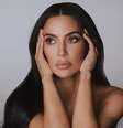 Uau! Kim Kardashian escandaliza com cabelo curto e cor inusitada:  Foto: Reprodução / Instagram / @kimakardashian / Manequim