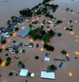 Vista de drone mostra casas em área alagada próxima ao rio Taquari durante fortes chuvas na cidade de Encantado, no Rio Grande do Sul  Foto: REUTERS/Diego Vara