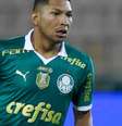  Foto: Cesar Greco/Palmeiras/by Canon - Legenda: Estêvão supera marcação do Botafogo-SP no Allianz Parque / Jogada10