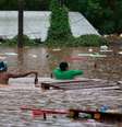 Pessoas andam em área alagada perto do Rio Taquari em Encantado, no Rio Grande do Sul  Foto: REUTERS/Diego Vara