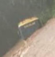 Motorista retira estudantes pela janela de transporte escolar durante temporal  Foto: Reprodução