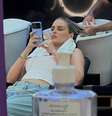 Dona de uma marca de cosméticos, Yasmin Brunet aproveitou a sessão de cuidados com os cabelos para trabalhar no celular  Foto: Blog Sala de TV