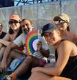 Público se refresca com leques em espera por Madonna em Copacabana.  Foto: Marcio Dolzan/Estadão / Estadão