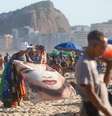 Na calçada ou na areia, vendedores oferecem mercadorias variadas com o rosto de Madonna  Foto: Pedro Kirilos/Estadão / Estadão