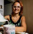 Consumidores como Andreia Motta, dona de casa, voltaram a consumir o leite em saquinho, em busca de preço, qualidade e menor descarte de plástico.  Foto: Marcelo Chello/Estadão / Estadão