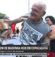 Repórter é atacada por cadela caracterizada de Madonna  Foto: Reprodução | GloboNews
